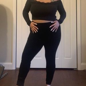 Kendall & Kylie crop top. 🖤